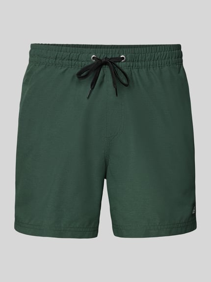 Produktfoto, Regular Fit Badehose mit Logo-Patch Modell 'Everyday' von Quiksilver, dunkelgrün, elastischer Bund mit Tunnelzug, glatte Textur