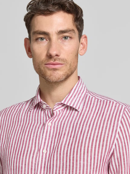 Männermodel trägt Slim Fit Business-Hemd mit Kentkragen von SEIDENSTICKER aus reinem Leinen im Allover-Look, Nahaufnahme Oberkörper. Rückenlänge 76 cm, Schulterbreite 40 cm, Ärmellänge 76 cm bei Größe 40.