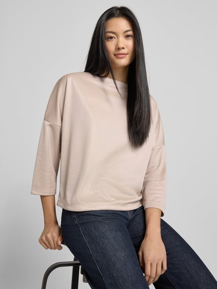 Frauenmodel trägt Pullover mit Viskose-Anteil Modell 'KARITA PURE' von Someday in Beige, lässiger Schnitt, 3/4-Arm, Nahaufnahme Oberkörper.