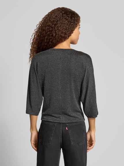 Frauenmodel trägt Langarmshirt mit glänzender Optik von ONLY in dunkler Farbe, Rundhalsausschnitt, 3/4-Arm, Jersey, Ganzkörperansicht Rückansicht.