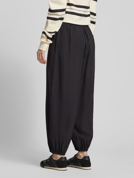 Frauenmodel trägt Loose Fit Weite Hose mit elastischem Bund Modell 'SCARLY' von Only, unifarben, elastische Beinabschlüsse, Eingrifftaschen, Ganzkörperansicht Rückansicht