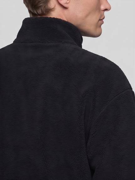 Männermodel trägt Regular Fit Teddyjacke mit Tweewegritssluiting van BOSS Green, look: effen, fleece materiaal, detailaufnahme.