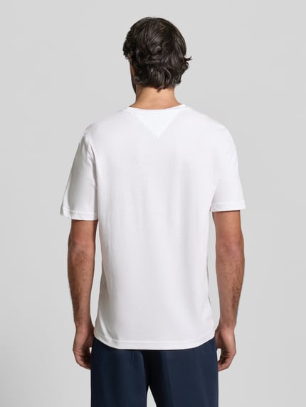 Männermodel trägt Regular Fit T-shirt aus zuiver katoen Model 'BRAND LOVE TEXT' van Tommy Hilfiger, look: effen, applicatie labelstitching, gestikt logo, ronde hals, korte mouw, puur katoen. Ganzkörperansicht Rückansicht.