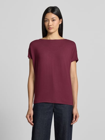 Vrouwenmodel draagt Oversized T-Shirt uit viscose-mix van s.Oliver RED LABEL in bordeauxrood, gladde stof, rechte vorm, volledig zicht van voren.