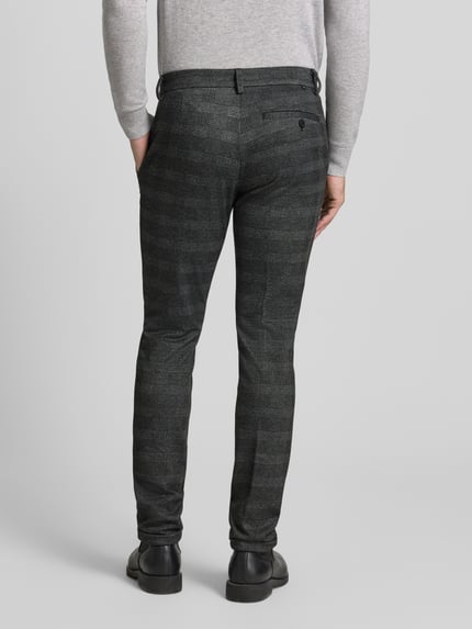 Männermodel draagt Slim Fit Chino mit Viskose-Anteil van Tom Tailor Denim met allover-motief en zijzakken, Ganzkörperansicht Rückansicht.