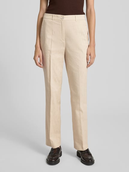 Frauenmodel trägt Straight Leg Stoffhose aus Baumwoll-Mix mit Leinen-Anteil von s.Oliver BLACK LABEL in Melange-Optik, Gürtelschlaufen, Bügelfalten, Knopfverschluss, seitliche Eingrifftaschen, angedeutete Gesäßleistentaschen, helle Beige-Töne, glatte Textur, Ganzkörperansicht von vorne.