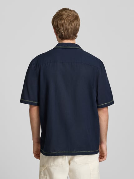 Mannelijk model draagt Relaxed Fit Freizeithemd mit Motiv-Stitching van REVIEW, donkerblauw, katoenmix, reverskraag, knoopsluiting, achterkant, schouderbreedte 45 cm, ruglengte 72 cm, mouwlengte 30 cm, ganzkörperansicht rückansicht.
