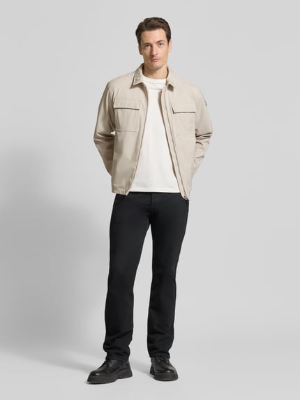 Männermodel trägt Regular Fit Hemdjacke mit Umlegekragen von Colmar Originals in Beige, Zweiwege-Reißverschluss, Ganzkörperansicht von vorne