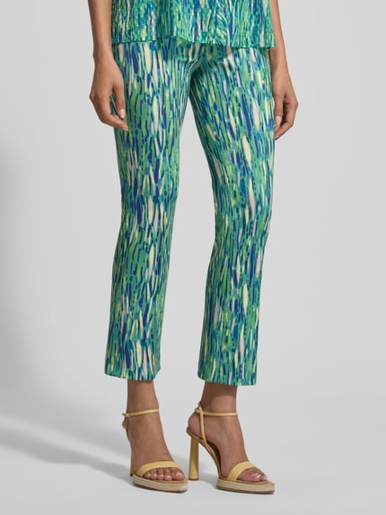 Vrouwenmodel draagt Feminine Fit Hose im Allover-Look van Marc Cain, Materiaalmix met stretch, damesbroek met all-over look, regular waist, bandwijdte maat 36: 36 cm, binnenbeenlengte 72 cm, kleuren groen en blauw, rechte pijpen, gladde stofstructuur, detailopname onderlichaam