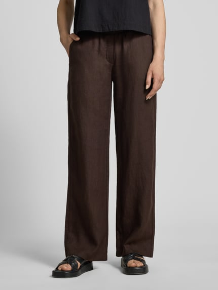 Frauenmodel trägt Leinenhose mit Bindegürtel Modell 'Chiara' von MAC, dunkelbraun, Wide Leg Fit, französische Eingrifftaschen, Nahaufnahme Unterkörper.
