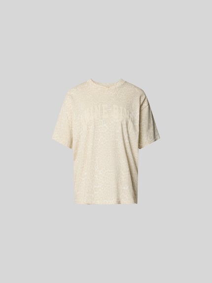 Produktfoto, Oversized T-Shirt mit Logo-Print von Anine Bing, damski t-shirt z bawełny, krój oversized fit, nadruk z logo, zwierzęcy nadruk na całej powierzchni, okrągły dekolt, długość tyłu w rozmiarze S: 64 cm, beżowe odcienie, gładka tekstura
