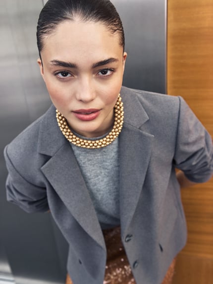 Frauenmodel trägt Regular Fit Blazer mit Pattentaschen von Jake*s Collection in Grau mit Reverskragen und Knopfverschluss, Nahaufnahme Oberkörper. Rückenlänge 71 cm, Brustweite 53 cm, Ärmellänge 62 cm bei Größe 38.