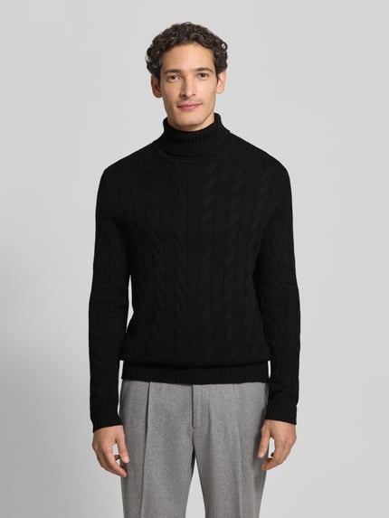 Männermodel trägt Slim Fit Strickpullover mit kabelpatroon van Christian Berg Men, Mix van wol en kasjmier, Col, heren, Ganzkörperansicht von vorne