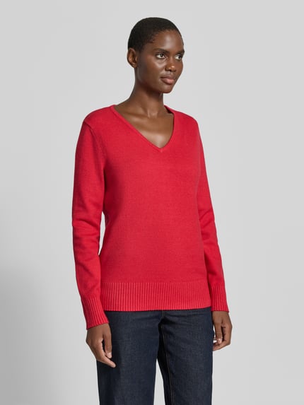 Frauenmodel trägt Regular Fit Sweatshirt aus Viskose-Anteil von Christian Berg Woman in Rot mit V-Ausschnitt, Ganzkörperansicht von vorne. Viskose-Mix, gerippte Abschlüsse, Rückenlänge 63 cm, Ärmellänge 48 cm.
