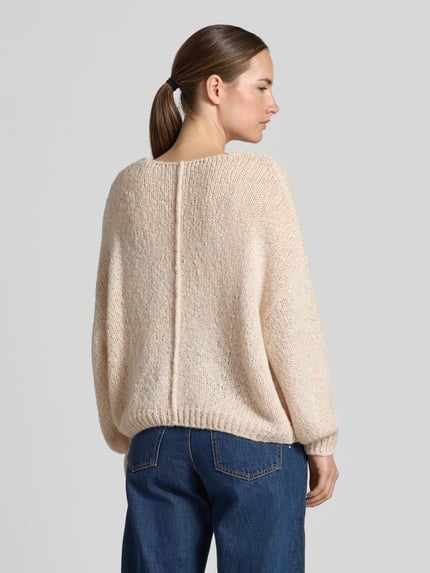 Frauenmodel trägt Oversized Strickpullover mit Mohair-Anteil von Oui, cremefarben, gerippte Abschlüsse, Rückansicht, Nahaufnahme Oberkörper.