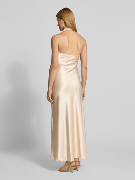 Frauenmodel trägt Abendkleid mit Neckholder Modell 'Abby' von Forever New, Satin, körpernaher Schnitt, Maxikleid, Rückansicht