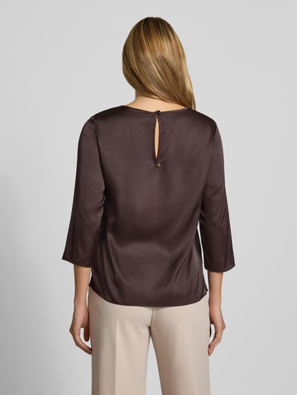Vrouwenmodel draagt Bluse aus Satin van Rinascimento in donkerbruin Satijn Materiaalmix met stretch, getailleerd, ronde hals, lange mouwen, ruglengte maat S 59 cm, mouwlengte maat S 48 cm, geheel van achteren