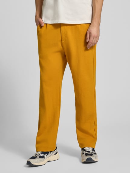 Männermodel trägt Straight Fit Chino mit Gesäßtaschen Modell 'SAMUEL' von CHILL PILL, Baumwoll-Mix, senfgelb, Nahaufnahme Oberkörper.