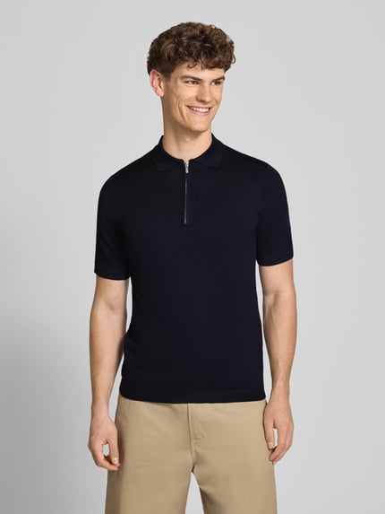 Männermodel trägt Regular Fit Poloshirt aus Viskose-Mix Modell 'WYLER' von Only & Sons in Optik: Unifarben, Feinstrick, Nahaufnahme Oberkörper.