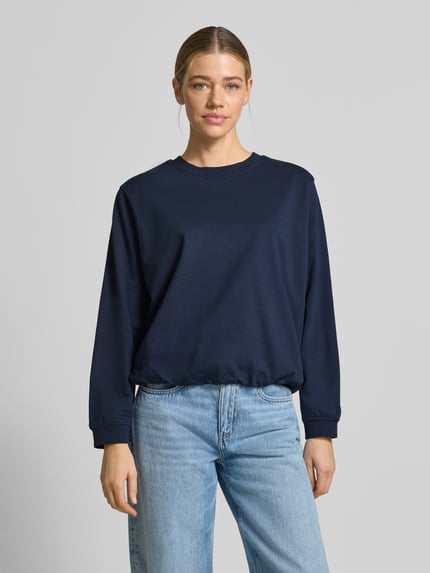 Modelka kobieca nosi Sweatshirt mit Rundhalsausschnitt Modell 'Saida' od FREE/QUENT, granatowy, bawełna bio, krój relaxed fit, widok całej sylwetki z przodu.