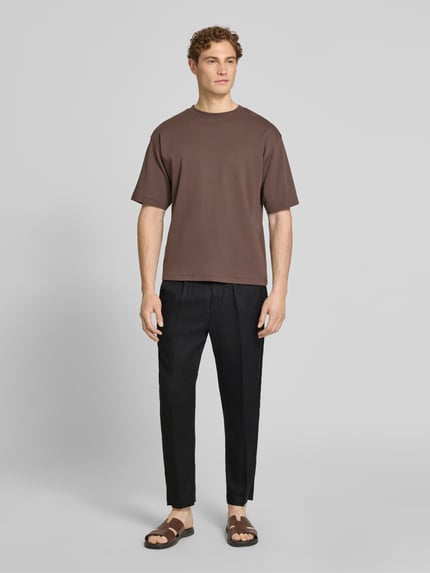 Männermodel trägt Hose mit Gesäßtaschen Modell 'PANTALACCIO LINO' von MARKUP aus Reine Baumwolle, Regular-Fit, Ganzkörperansicht von vorne.