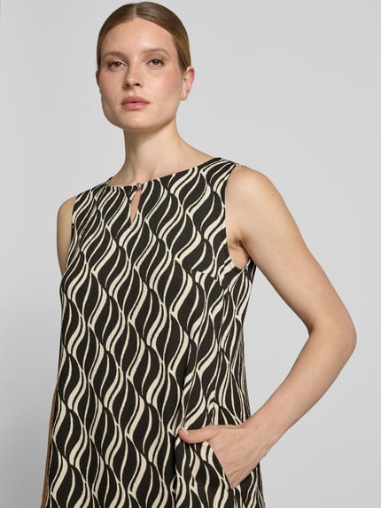 Vrouwenmodel draagt Knielanges Kleid mit Schlüsselloch-Ausschnitt van Betty Barclay, materiaalmix met stretch, straight fit, knielengte, druppelvormige hals, ruglengte maat 36: 91 cm, borstwijdte maat 36: 44 cm. Nahaufnahme bovenlichaam.