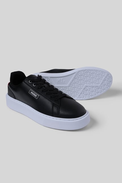 Produktfoto, Sneaker mit Plateau-Sohle von HUGO, unifarbenes Design, Logo-Detail, dämpfende strukturierte Gummisohle, runde Schuhspitze