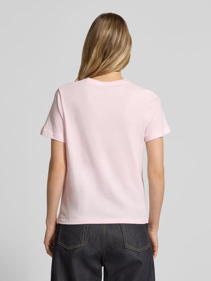 Frauenmodel trägt Regular Fit T-Shirt aus reiner Baumwolle von Tommy Hilfiger mit Optik: Unifarben, Jersey, Ganzkörperansicht Rückansicht.