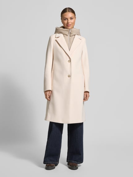 Frauenmodel trägt Mantel mit Kapuze Modell 'MIRA' von Cinque in Creme, Regular-Fit, Reißverschluss, Reverskragen, Knopfverschluss, Eingrifftaschen, Rückenlänge 98 cm, Schulterbreite 38 cm, Brustweite 46 cm, Ärmellänge 63 cm, Ganzkörperansicht von vorne.