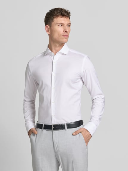Männermodel trägt Regular Fit Businesshemd mit extra langem Arm von BOSS, unifarben, Haifischkragen, Baumwoll-Mix, Ganzkörperansicht von vorne
