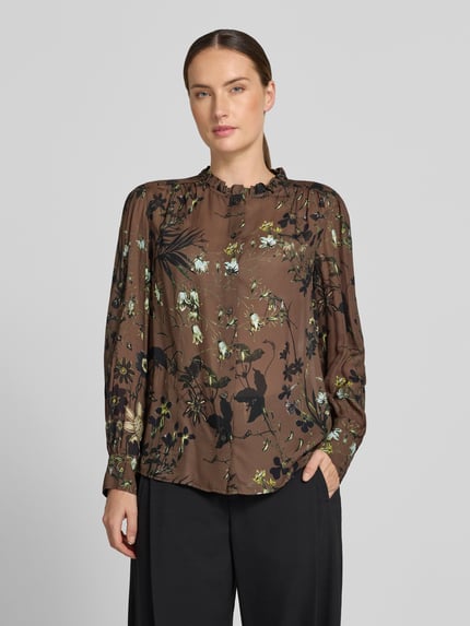 Vrouwenmodel draagt Regular fit blouse met lange mouwen van pure viscose met bruin en groen bloemenpatroon, Marc O'Polo Dames, vooraanzicht bovenlichaam.