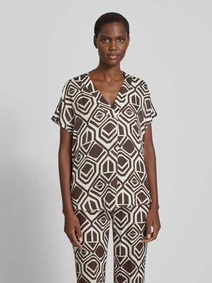 Frauenmodel trägt Regular Fit Bluse aus Viskose Modell 'Amber' von TONI im Allover-Look mit V-Ausschnitt, Ganzkörperansicht von vorne.