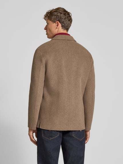 Männermodel trägt Hemdjacke mit aufgesetzten Taschen von PROFUOMO in uni beige, strukturierte Optik, Umlegekragen, Ganzkörperansicht Rückansicht