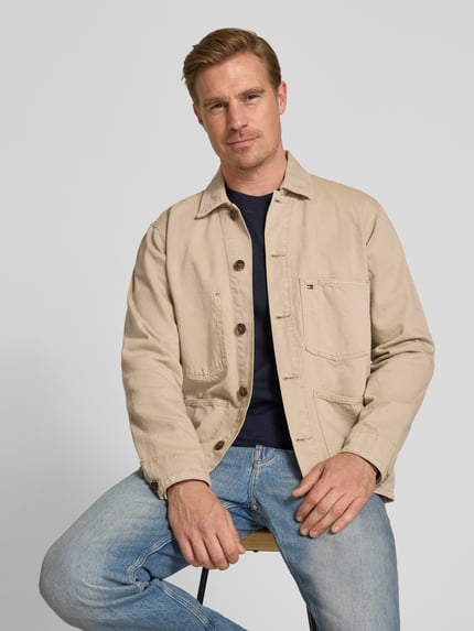 Männermodel trägt Regular Fit Hemdjacke aus reiner Baumwolle von Tommy Hilfiger in Optik: Unifarben, Stückfärbung, Ganzkörperansicht von vorne