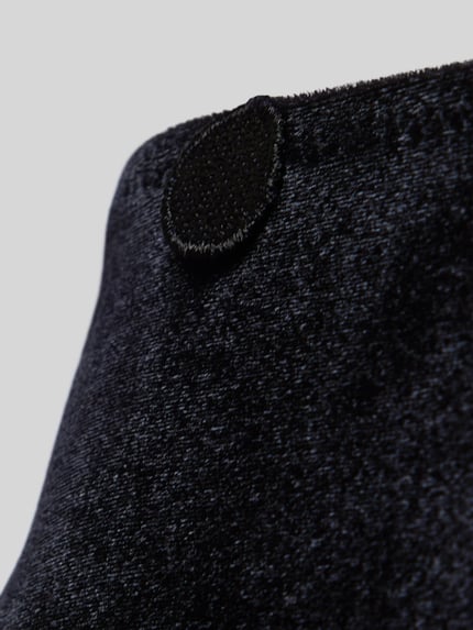 Produktfoto, schwarzer Slim Fit Slip mit Baumwoll-Anteil Modell 'Rio' von Marie Jo, Struktur und Detail-Stitching sichtbar, Detailaufnahme, Damen Slip, elastischer Material-Mix