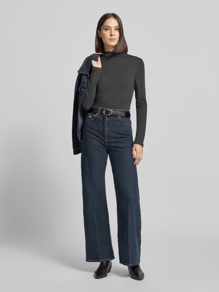 Frauenmodel trägt Langarmshirt mit Mock Neck Jersey von MARC O'POLO in Melange-Optik, Strukturmuster, hochgeschlossen, Ganzkörperansicht von vorne.