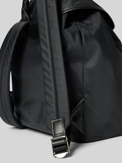 Produktfoto, Rucksack mit Label-Applikation von Emporio Armani in Schwarz mit glatter Oberfläche, sichtbarer Schulterriemen und Metallschnalle, Kontext: Hauptfach mit Überschlag und Tunnelzug, Maße 30x34x15 cm, Schulterriemen 91 cm.