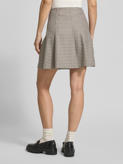 Männermodel trägt Mini-Rock mit Viskose-Anteil Modell 'ROBALLO-1' von HUGO, bi-color pepita Muster, A-Linie, Rückansicht Ganzkörperansicht