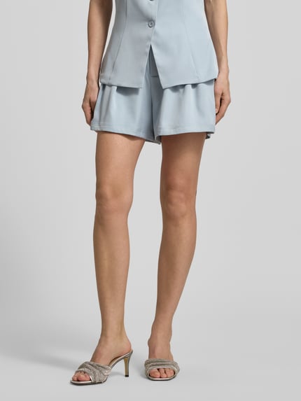 Kobiece modelka nosi Shorts mit Falten und Eingrifftasche od Little Mistress w jasnoniebieskim kolorze, materiał z domieszką stretchu, krój regular fit, z fałdami i kieszenią ukośną, szerokość w rozmiarze 36: 35 cm, długość nogawki od wewnątrz: 10 cm, zbliżenie na nogi, widok z przodu.