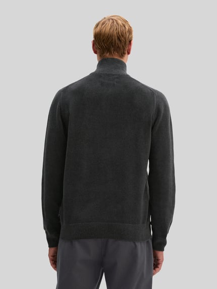 Männermodel trägt Pullover mit halblangem Reißverschluss von MARC O’POLO, unifarben, Strukturstrick, Rippsäume, Ganzkörperansicht Rückansicht