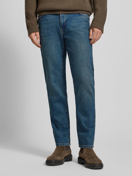 Männermodel trägt Jeans mit 5-Pocket-Design Modell 'Doc' van WOODBIRD, rechte snit, blauwe denim, katoen, close-up vooraanzicht.