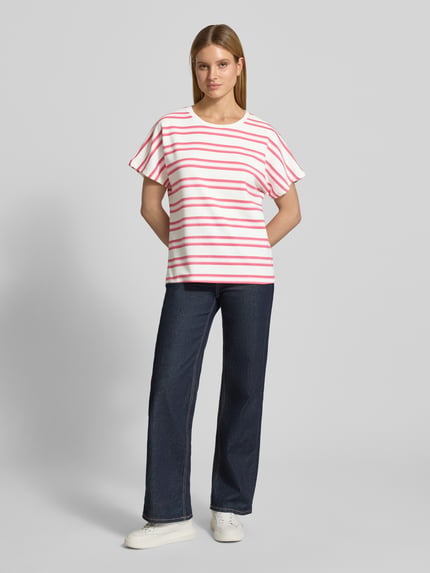 Vrouwenmodel draagt T-shirt met roze en witte strepen, model 'BARNI' van Soyaconcept, materiaalmix met modal, relaxed fit, ronde hals. Ganzlichaamsaanzicht van voren.