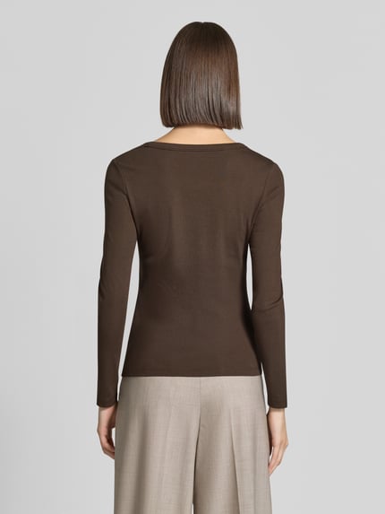 Frauenmodel trägt Regular Fit Langarmshirt aus Baumwoll-Mix von Oui in Braun mit Rundhalsausschnitt, Rückenlänge 56 cm, Ganzkörperansicht Rückansicht.