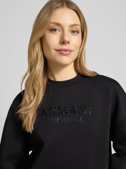 Frauenmodel trägt Sweatshirt mit Logo-Print und Rundhalsausschnitt von ARMANI EXCHANGE aus Baumwoll-Mix mit Stretch-Anteil, Nahaufnahme Oberkörper.
