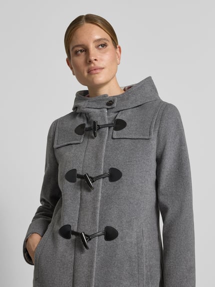 Frauenmodel trägt Regular Fit Dufflecoat aus Woll-Mix von Gil Bret in Grau mit schwarzen Knebelverschlüssen, Nahaufnahme Oberkörper, Damen Dufflecoat von Gil Bret.
