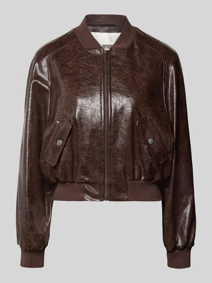 Produktfoto, Bomberjacke in leerlook model 'MARHAM' van Drykorn, dames, regular fit, opstaande kraag, ritssluiting, klepzakken, ruglengte maat 36: 49 cm, schouderbreedte: 42 cm, borstwijdte: 51 cm, mouwlengte: 58 cm.