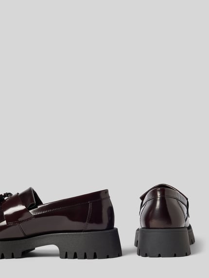 Produktfoto, Tassel-Loafer aus echtem Leder mit Plateausohle von BIANCO in dunklem Bordeaux, abgerundete Form, Quasten, profilierte Sohle, Absatzhöhe 4 cm, Schafthöhe 6 cm, Schaftweite 12 cm, glänzende Textur auf hellem Hintergrund.