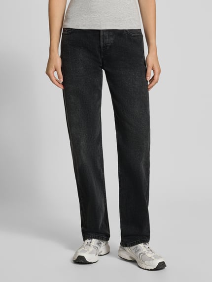 Kobieta modelka nosi czarne spodnie Straight Fit Jeans aus Baumwoll-Mix od Tommy Jeans, mieszanka bawełny, widok całej sylwetki z przodu.