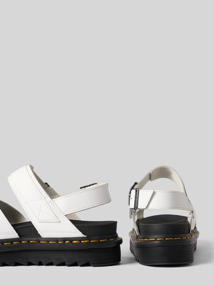 Produktfoto, Sandalette aus Leder Modell 'Voss II' von Dr. Martens in Weiß mit schwarzer Gummisohle, Riemen mit Dornschließe, Absatzhöhe 6 cm, Größe 40, Damen