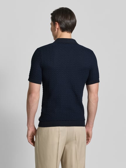 Męski model nosi Regular Fit Strick-Poloshirt Modell 'TONO' od CINQUE, bawełniany mix, wzór strukturalny, granatowy, krój regular fit, widok całej sylwetki z tyłu.